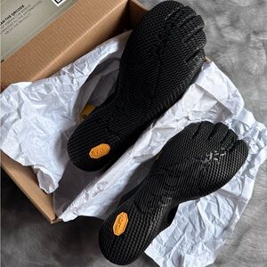 Vibram Women’s Black FiveFingers Athletic Shoes